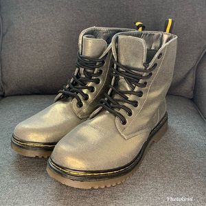 NWT Windsor Store Dr.Marten style boots iridescent